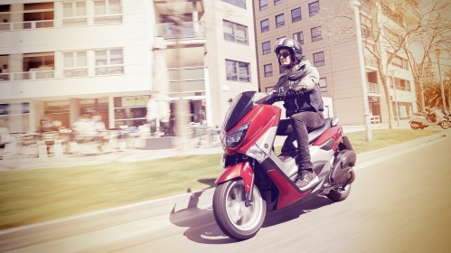 2015-Yamaha-G125YM-EU-Power-Red-Action-005