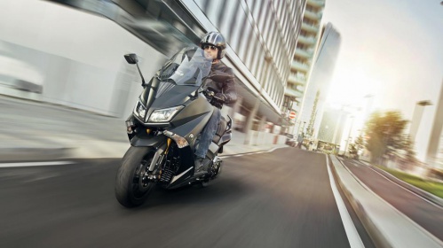 2015-Yamaha-T-MAX-SPECIAL-EU-Liquid-Darkness-Action-001