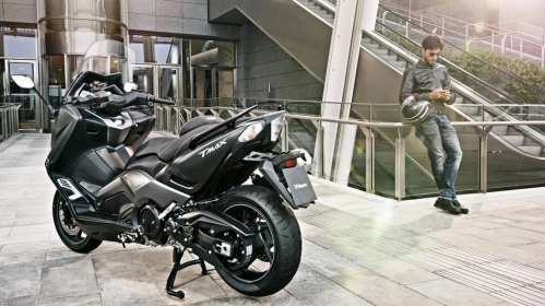 2015-Yamaha-T-MAX-SPECIAL-EU-Liquid-Darkness-Static-004