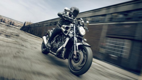 2015-Yamaha-VMAX-Carbon-EU-Carbon-Action-003