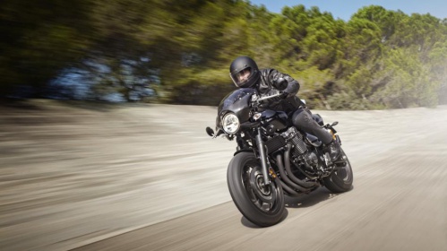 2015-Yamaha-XJR1300-Racer-EU-Midnight-Black-Action-002