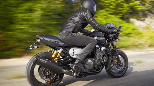 2015-Yamaha-XJR1300-Racer-EU-Midnight-Black-Action-004