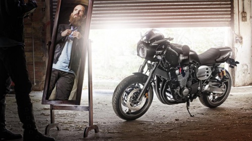 2015-Yamaha-XJR1300-Racer-EU-Midnight-Black-Static-002
