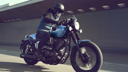 2015-Yamaha-XV950CR-EU-Glacier-Blue-Action-003